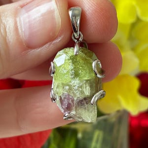 Geëindigd glanzende edelsteen groen VESUVIANIET IDOCRASE Crystal (Quebec, Canada) | Uniseks verzilverde hanger | Vitaliteit | Energieboost