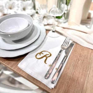 Servilletas con iniciales bordadas personalizadas, servilletas de tela con monograma, decoración de mesa elegante hecha a mano para fiestas y entretenimiento. imagen 5