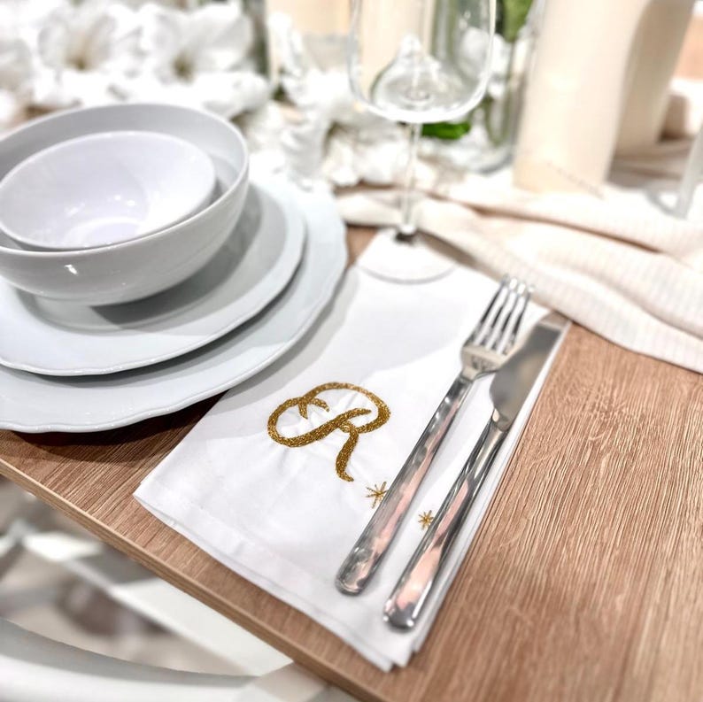 Servilletas con iniciales bordadas personalizadas, servilletas de tela con monograma, decoración de mesa elegante hecha a mano para fiestas y entretenimiento. imagen 5