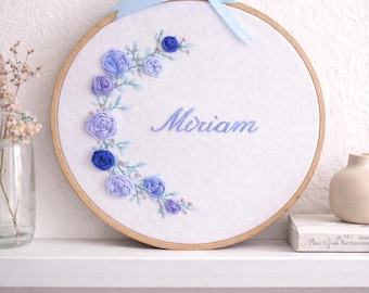 Arte de aro de bordado floral personalizado, decoración de pared cosida a mano con nombre personalizado