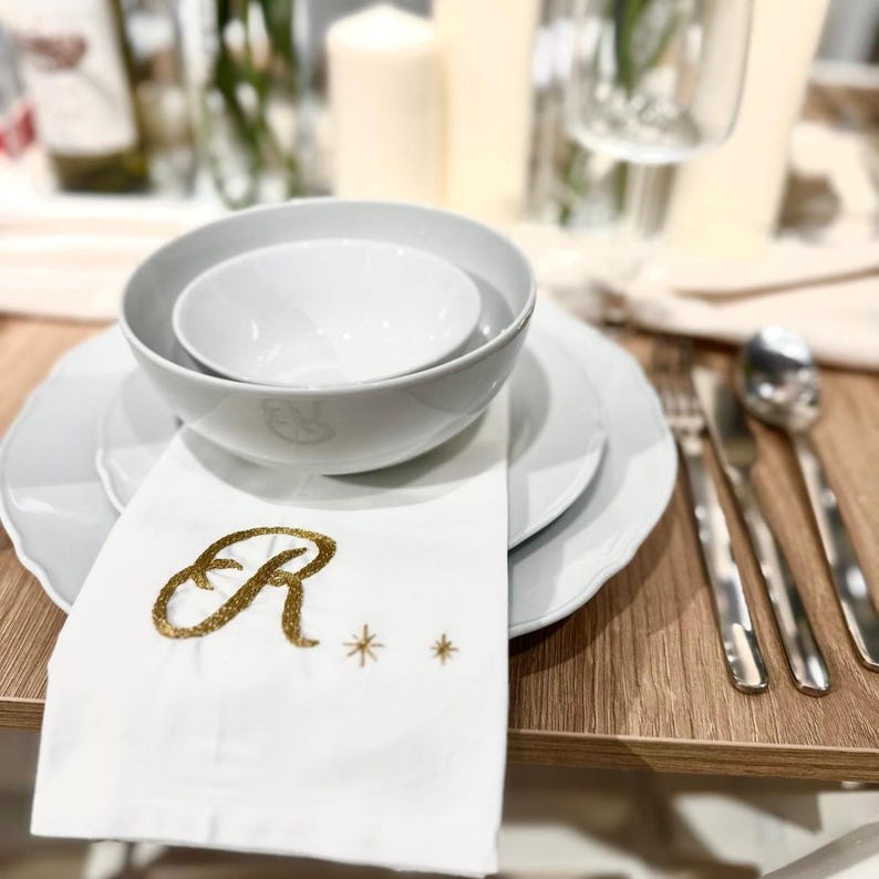 Servilletas con iniciales bordadas personalizadas, servilletas de tela con monograma, decoración de mesa elegante hecha a mano para fiestas y entretenimiento. imagen 2