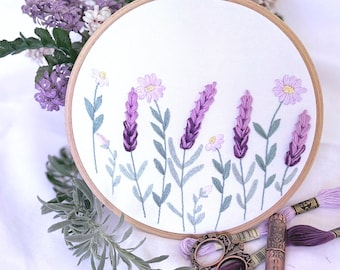 Lavender Embroidery Hoop – Handmade Botanical  Wall Art with Daisies, Floral Cottagecore romantic Wall Decor
