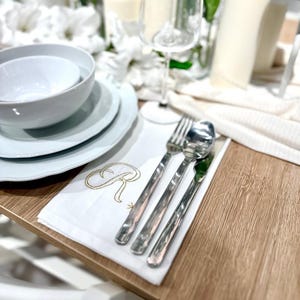 Servilletas con iniciales bordadas personalizadas, servilletas de tela con monograma, decoración de mesa elegante hecha a mano para fiestas y entretenimiento. imagen 4