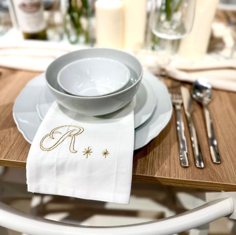 Servilletas con iniciales bordadas personalizadas, servilletas de tela con monograma, decoración de mesa elegante hecha a mano para fiestas y entretenimiento. imagen 6