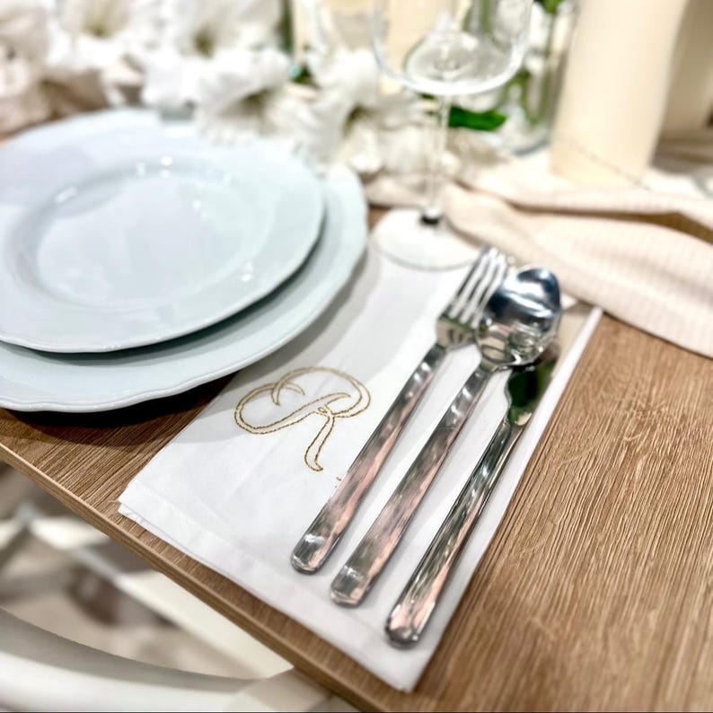 Servilletas con iniciales bordadas personalizadas, servilletas de tela con monograma, decoración de mesa elegante hecha a mano para fiestas y entretenimiento. imagen 7