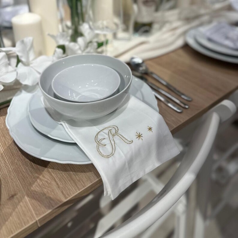 Servilletas con iniciales bordadas personalizadas, servilletas de tela con monograma, decoración de mesa elegante hecha a mano para fiestas y entretenimiento. imagen 3
