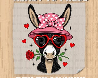 Puede incluir: Ilustración de un burro con sombrero rosa y gafas de sol en forma de corazón, sosteniendo una rosa roja. El diseño incluye corazones rojos y el texto "READY TO PRESS" y "DTF TRANSFER".