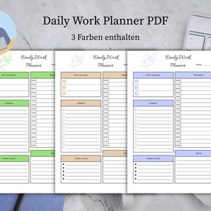 Könnte beinhalten: Täglicher Arbeitsplaner PDF in drei Farben. Der Planer enthält Abschnitte für Top-Prioritäten, Zeitplan und Notizen. Das Bild zeigt drei verschiedene Farbschemata: Grün, Beige und Blau. Im Hintergrund ist eine Tastatur zu sehen.
