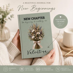 Puede incluir: Un diario de color verde salvia con tapa dura que presenta una ilustración de un ramo de flores secas, el texto "NEW CHAPTER The beginning of something new" y el nombre "Valentina" impreso en negro. La portada incluye una opción de nombre.