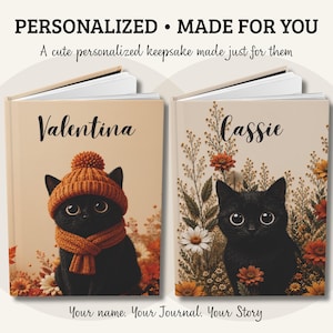 Puede incluir: Dos diarios de tapa dura con los nombres personalizados Valentina y Cassie. El primer diario muestra un gato negro con un gorro y bufanda de punto naranja. El segundo muestra un gato negro rodeado de flores de color naranja y blanco.
