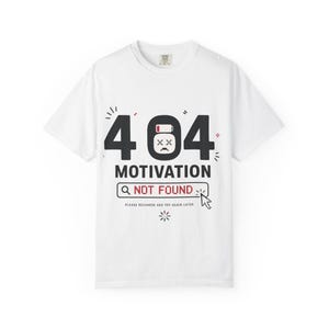 Op de afbeelding: Een wit t-shirt met korte mouwen en een zwarte opdruk met de tekst 404 MOTIVATION, een icoon van een lege batterij, een zoekbalk met de tekst NOT FOUND, een cursor en de tekst PLEASE RECHARGE AND TRY AGAIN LATER.