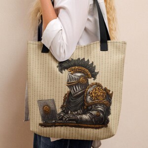 Könnte beinhalten: Beige Tragetasche mit einem Ritter in Rüstung, der einen Laptop benutzt. Der Ritter trägt einen Helm und eine verzierte Schulterrüstung. Der Hintergrund ist mit einem Muster aus Binärcode bedeckt, und die Tasche hat schwarze Griffe.
