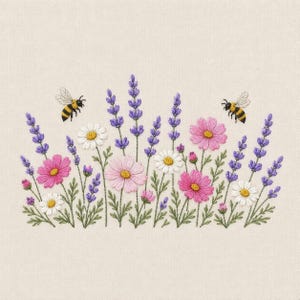 Op de afbeelding: Een borduurontwerp op lichte stof met een tuinscène met paarse lavendelstengels, roze en witte bloemen, groene stelen en twee geel-zwart gestreepte bijen die boven het bloemstuk vliegen.