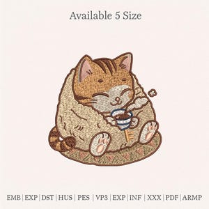 Op de afbeelding: Geborduurd ontwerp van een kat in een deken, met een kopje koffie. De kat is bruin en bruin met een lachend gezicht. Het ontwerp bevat een sleutel en de tekst "Available 5 Size".