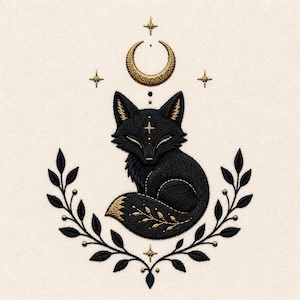 Pode incluir: Um bordado em tecido creme apresentando uma raposa preta sentada ao centro. A raposa é cercada por uma coroa de folhas pretas, uma lua crescente dourada e estrelas douradas. A cauda da raposa tem detalhes bordados em fios dourados.