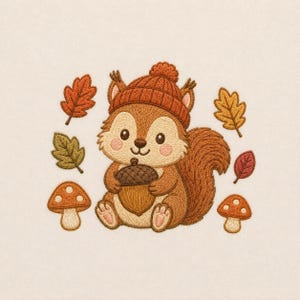 Può includere: Un disegno ricamato raffigurante uno scoiattolo marrone che indossa un berretto di lana color ruggine con pompon, mentre tiene in mano una ghianda. Lo scoiattolo è circondato da due foglie autunnali arancioni e gialle, una rossa, una verde e due funghi.