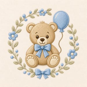Könnte beinhalten: Ein gesticktes Motiv mit einem hellbraunen Teddybären, der in der Mitte sitzt und eine hellblaue Fliege trägt. Der Bär hält einen hellblauen Luftballon. Ein kreisförmiger Kranz aus hellblauen Blumen und grünen Blättern umgibt den Bären.