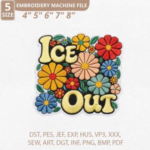 Op de afbeelding: Een witte keramische mok met een zwart handvat en de tekst "But First, Coffee" in een vetgedrukte, zwarte letter. De mok staat tegen een effen witte achtergrond. De mok is ongeveer 10 cm hoog.