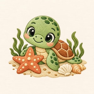 Pode incluir: Um emblema bordado apresentando uma tartaruga marinha verde-clara com olhos grandes e escuros, casco castanho e bochechas rosadas. A tartaruga está sobre areia com uma estrela-do-mar laranja, duas conchas brancas e algas verdes.