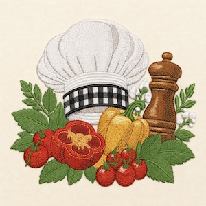 Könnte beinhalten: Ein gesticktes Motiv mit einer weißen Kochmütze mit schwarz-weiß kariertem Band, einer braunen Pfeffermühle aus Holz, einer gelben Paprika und mehreren roten Tomaten, umgeben von grünen Blättern auf einem cremefarbenen Hintergrund.