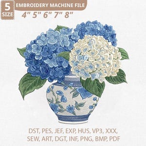 Puede incluir: Un archivo de máquina de bordar con un ramo de hortensias azules y blancas en un jarrón decorativo. El jarrón tiene un patrón floral azul. Los tamaños de archivo son 10,16 cm, 12,7 cm, 15,24 cm, 17,78 cm y 20,32 cm. Se incluyen abreviaturas de tipos de archivo.