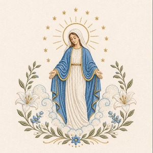 Puede incluir: Un diseño de bordado que presenta una figura central con una túnica blanca y un manto azul, rodeada por un halo dorado y doce estrellas. La figura se encuentra sobre nubes enmarcadas por lirios blancos, hojas verdes y pequeñas flores azules.