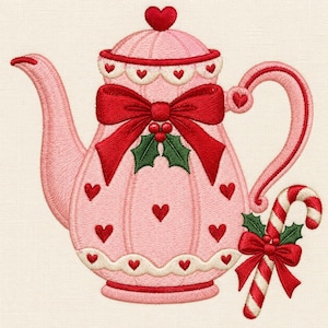 Op de afbeelding: Een geborduurde lichtroze theepot met een grote rode strik, groene hulstblaadjes en kleine rode hartjes. Het deksel is bekroond met een rood hartje en aan de rechterkant bevindt zich een rood-wit gestreepte zuurstok met een rode strik.