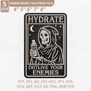 Op de afbeelding: Zwart-wit geborduurde patch met een skelet in een gehooderde mantel met een waterfles. De patch leest "HYDRATE" boven de afbeelding en "OUTLIVE YOUR ENEMIES" eronder. Verkrijgbaar in maten van 10,16 cm tot 20,32 cm.