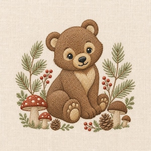 Pode incluir: Um design de bordado em tecido bege claro apresentando um urso castanho sentado ao centro. O urso está rodeado por ramos de pinheiro verdes, bagas vermelhas, pinhas castanhas e vários cogumelos com chapéus vermelhos e brancos.