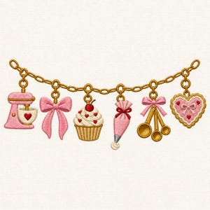 Puede incluir: Un diseño de bordado que presenta una cadena dorada con seis dijes colgantes: una batidora de pie rosa, un lazo rosa, un cupcake con una cereza, una manga pastelera rosa, tres cucharas medidoras con un lazo rosa y una galleta en forma de corazón.