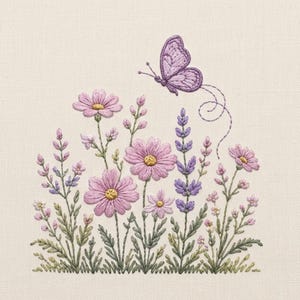 Op de afbeelding: Een borduurontwerp op crèmekleurige stof met een groep roze en paarse wilde bloemen met groene stengels en bladeren. Een enkele paarse vlinder bevindt zich boven de bloemen, met een gestikte lijn die een lus vormt achter de vleugels.