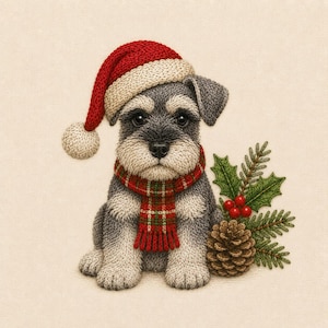 Op de afbeelding: Een geborduurde illustratie van een grijs en wit Schnauzer-puppy met een rood-witte gebreide kerstmuts en een rood, groen en wit geruite sjaal. Naast de puppy bevinden zich geborduurde groene hulstbladeren, rode bessen en een bruine dennenappel.