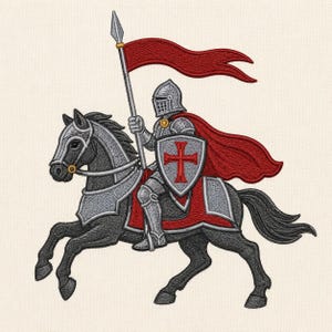 Puede incluir: Un diseño bordado de un caballero con armadura plateada montando un caballo negro. El caballero sostiene una lanza plateada con una bandera roja y lleva un escudo con una cruz roja. Una capa roja cubre el lomo del caballo.