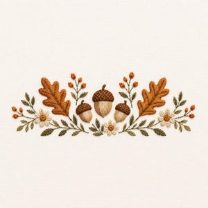 Peut inclure: Une broderie sur tissu blanc représentant trois glands marron au centre, entourés de deux grandes feuilles de chêne orange, de petites fleurs blanches à cœur jaune, de tiges feuillues vertes et de minuscules baies orange symétriques.