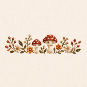Può includere: Un disegno ricamato che presenta due funghi rossi con macchie bianche centrati tra vari elementi botanici, inclusi fiori arancioni, margherite bianche, foglie verdi e piccole bacche rosse disposte in una linea orizzontale.