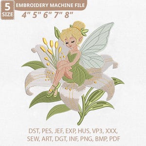 Puede incluir: Archivo de bordado a máquina con un hada sentada en un lirio. El hada tiene cabello rubio y viste de verde. El lirio es blanco con detalles dorados y hojas verdes. Tamaños: 10.16cm, 12.7cm, 15.24cm, 17.78cm, 20.32cm.