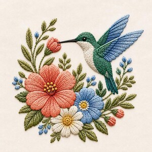 Puede incluir: Un diseño de bordado que muestra un colibrí verde y azul sobrevolando un grupo de flores. El arreglo incluye grandes flores de color rosa coral, una flor azul más pequeña, una margarita blanca y hojas verdes sobre un fondo crema.