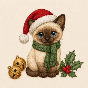 Puede incluir: Una ilustración bordada de un gatito siamés con grandes ojos azules, que lleva un gorro de Papá Noel rojo y blanco y una bufanda de punto verde. Dos cascabeles dorados y una rama de acebo con hojas verdes y tres bayas rojas están al lado.