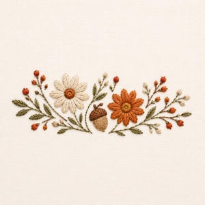Könnte beinhalten: Ein Stickmuster mit einer cremefarbenen Margerite, einer orangefarbenen Blume und einer braunen Eichel, umgeben von grünen Blättern sowie kleinen orangefarbenen und cremefarbenen Knospen. Das florale Motiv ist mit strukturiertem Garn auf Stoff gestickt.