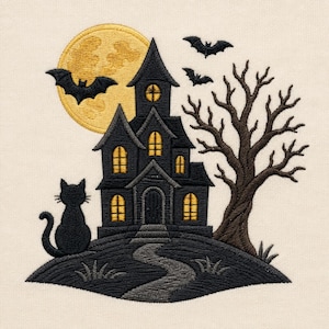 Può includere: Un ricamo raffigurante una casa stregata nera con finestre illuminate in giallo, un gatto nero seduto su una collina, una grande luna gialla, due pipistrelli neri in volo e un albero marrone spoglio su uno sfondo di tessuto color crema.