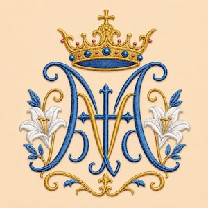 Può includere: Un disegno ricamato che presenta una grande lettera M blu intrecciata con una croce dorata, sormontata da una corona dorata con accenti blu e rossi. Due gigli bianchi con foglie blu fiancheggiano il monogramma centrale su sfondo beige chiaro.