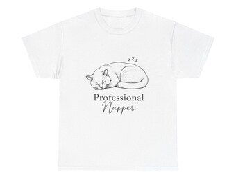 Sovande katt "Professionell tupplur" T-shirt | Naps Today Energy Tomorrow T-shirt