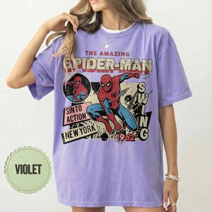 Op de afbeelding: Een rustiek houten bord met de tekst "Welcome to our home" in witte letters. Het bord heeft een verweerde afwerking en een eenvoudig, uitnodigend ontwerp.