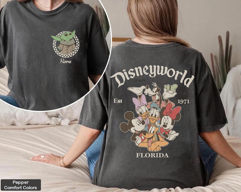 Op de afbeelding: Een witte keramische mok met een zwart handvat en de tekst "But First, Coffee" in een vetgedrukte, zwarte letter. De mok staat op een houten oppervlak. De mok lijkt ongeveer 355 ml te bevatten.