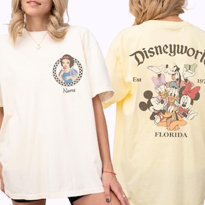 Retro Disneyworld Mickey en vrienden comfortshirt aangepaste naam Disney familie 2026 shirts Disneyworld reis T-shirt Disney familie vakantie shirt afbeelding 6