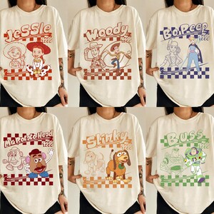 Puede incluir: Un juego de tres tazas de cer&aacute;mica con un acabado moteado y mate. Las tazas son en tonos crema, gris claro y gris oscuro. Cada taza tiene un dise&ntilde;o simple y minimalista y un asa redondeada. Las tazas son probablemente para caf&eacute; o t&eacute;.