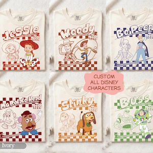 Puede incluir: Camisetas color crema con personajes de Disney: Jessie, Woody, Bo Peep, Mr. Potato Head, Slinky y Buzz. Cada camiseta presenta un gr&aacute;fico del personaje, el nombre y el a&ntilde;o 1995. Tambi&eacute;n est&aacute; presente el texto "CUSTOM ALL DISNEY CHARACTERS".