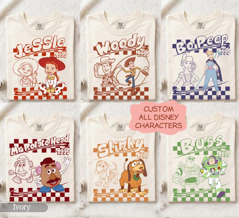 Puede incluir: Camisetas color crema con personajes de Disney: Jessie, Woody, Bo Peep, Mr. Potato Head, Slinky y Buzz. Cada camiseta presenta un gr&aacute;fico del personaje, el nombre y el a&ntilde;o 1995. Tambi&eacute;n est&aacute; presente el texto "CUSTOM ALL DISNEY CHARACTERS".