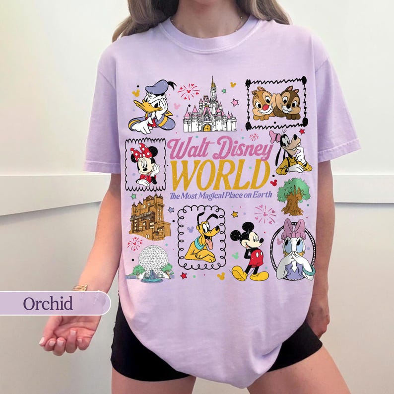 K&ouml;nnte beinhalten: Orchideenfarbenes T-Shirt mit verschiedenen Disney-Figuren und Wahrzeichen. Das Shirt zeigt Donald Duck, Minnie Mouse, Chip und Chap, Goofy, Mickey Mouse, Daisy Duck und das Cinderella Castle. Der Text lautet "Walt Disney World: The Most Magical Place on Earth."