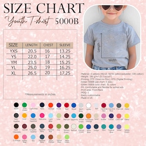 K&ouml;nnte beinhalten: Gr&ouml;&szlig;entabelle f&uuml;r ein Jugend-T-Shirt mit Ma&szlig;en in Zoll. Die Tabelle enth&auml;lt die Gr&ouml;&szlig;en YXS bis XL mit L&auml;ngen-, Brust- und &Auml;rmelma&szlig;en. Eine Farbtabelle mit 51 Farben ist ebenfalls abgebildet. Das T-Shirt besteht aus Baumwolle/Polyester.